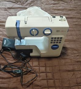 988 Multi-Stitch Sewing Machine   Barely Used
