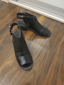 Size 40 (7) black sandal