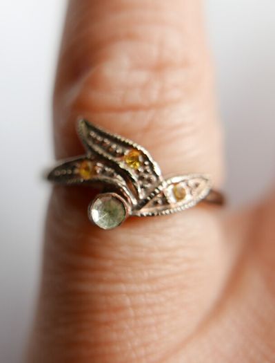 Vintage Sterling Silver Decorative leaf design ring with small stones