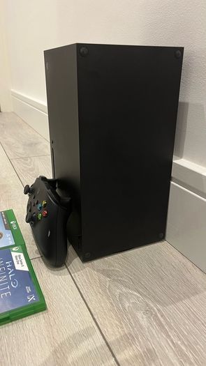 xbox series X with original controller and Jurassic World evolution two and halo infinity