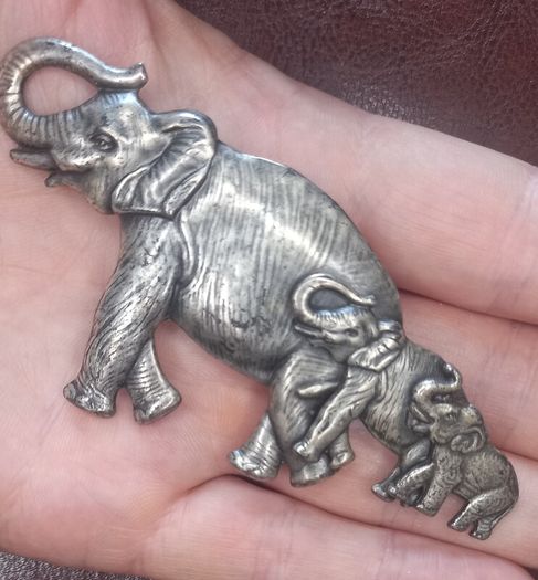 Vintage jewelry is sold individually for 5 to 10 euros
