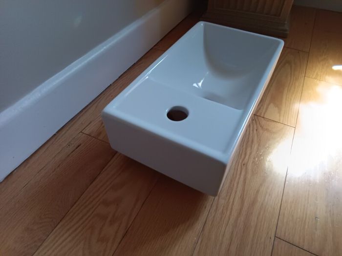 BRAND NEW White ceramic cloakroom sink  40cmx22cm .