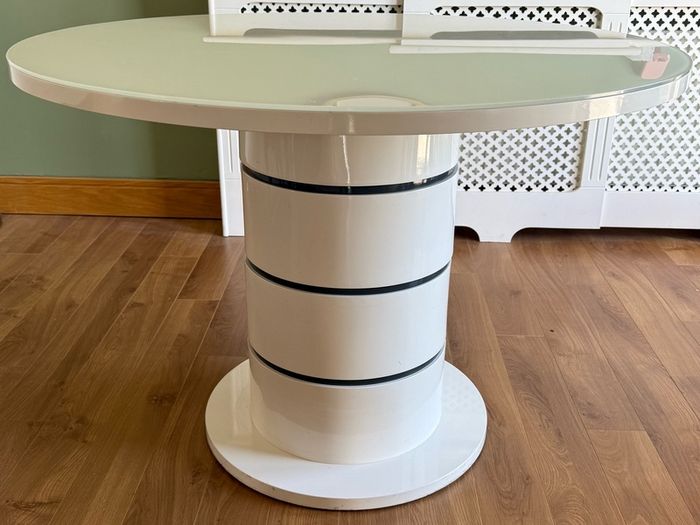 White Round  table