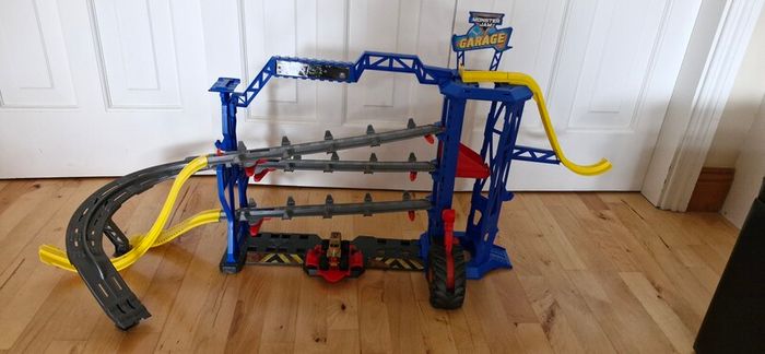 Monster Jam Garage Playset