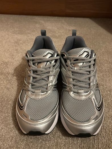 Brand New Ladies Fila Interrun Trainers UK 7 EU 41