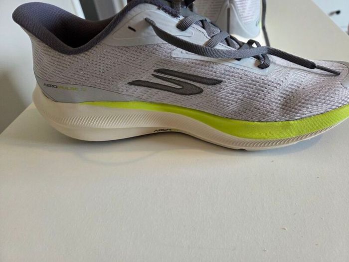 sketchers running shoes
