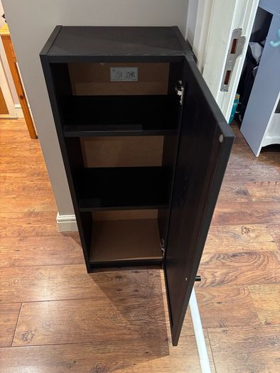 Shelf unit with door