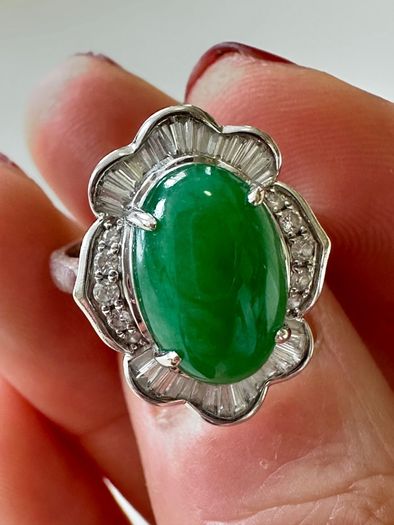 18k white gold Jade Ring with diamonds