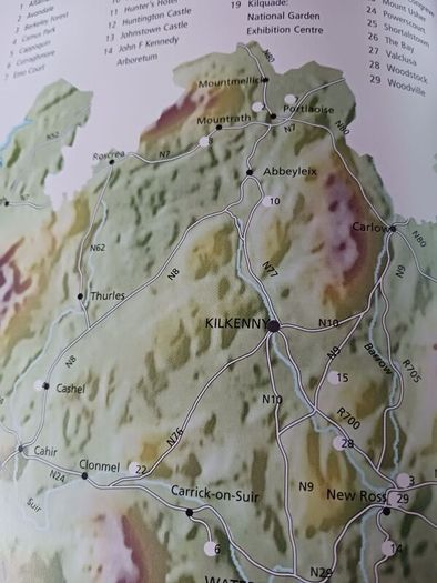 Gardens of Ireland/ A Touring Guide to over 100 Gardens/ 2001