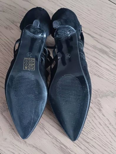 Black faux-suede low heel shoe