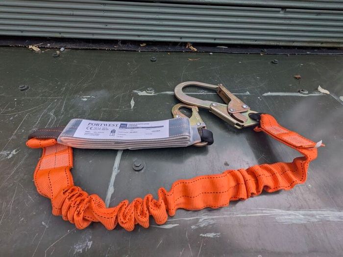 Fall arrest harness