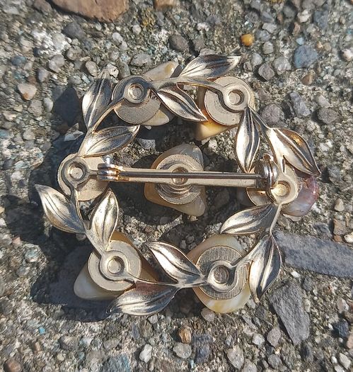 Vintage jewelry is sold individually for 5 to 10 euros