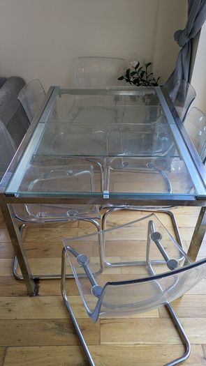 Extendable glass dining table