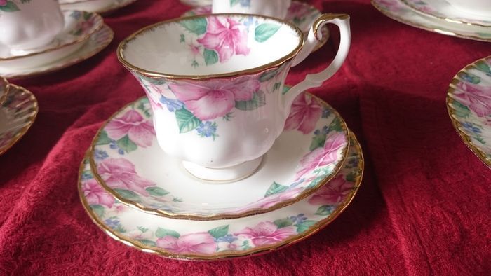 Rare 45 Piece Royal Albert Lydia Bone China Gold Gilt Dinner And Tea Service / Set For 6 Person Setting Made In England