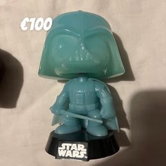 Multiple Star Wars funko pops and 1 Star Wars greedo chase pin