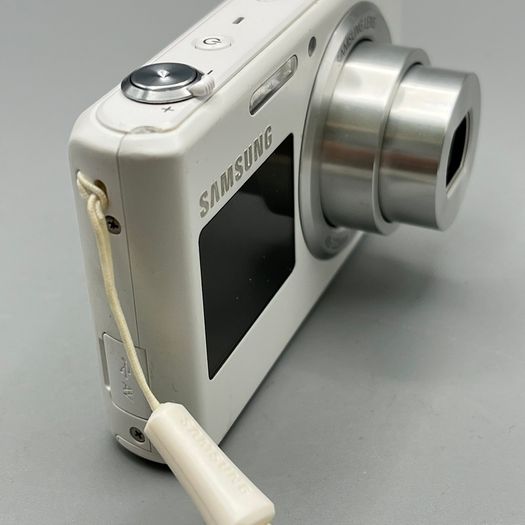 Samsung DV150F 16.2MP Digital Camera W/ Dual Screen - Full Kit -White - 32GB SD