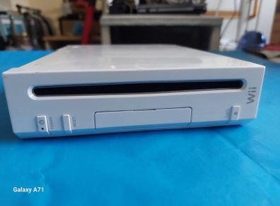Nintendo WII with Balance Board, Nun Chucks, and Accessories, in excellent condition