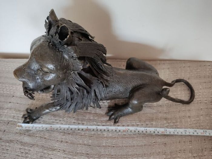 Large sculpture of bronze Lion.Weight: 7.450 kg
