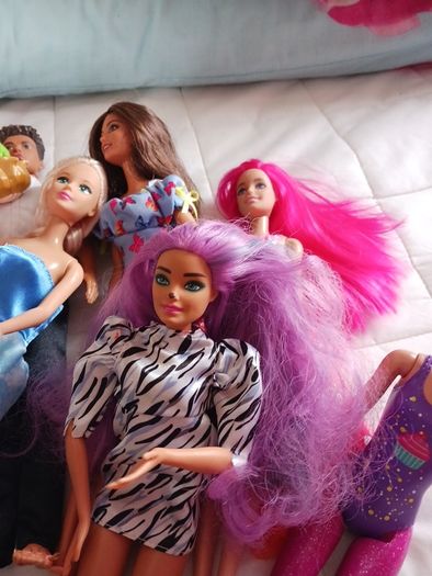 Assorted dolls