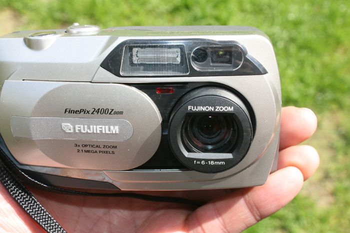 Fujifilm FinePix 2400 Zoom 2.1MP Compact Digital Camera Silver Tested