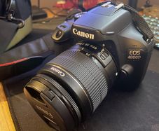 Canon 4000d (camera + bag + charger + card)