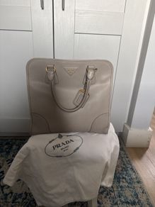 Amazing lather Prada bag, still in a very good condition.see photos