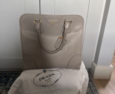 Amazing lather Prada bag, still in a very good condition.see photos