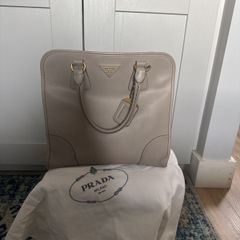 Amazing lather Prada bag, still in a very good condition.see photos