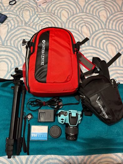 Canon EOS 250D 18-55 with accessories + bags