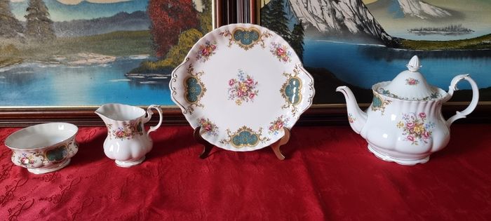 22 Piece Royal Albert Berkeley Bone China Gold Gilt Tea Set With Large Tea Pot For 6 Person Setting Made In England