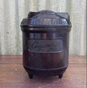 Antique Art Deco Bakelite box with screw top lid c1930