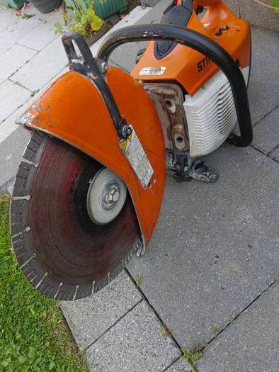 Stihl TS - 420 consaw with 14" inch diamond disc in excellent working condition, which starts half pull. Just had a full service.