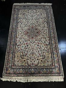 Fine Hand-Knotted Pakistani Rug (127cm x 94cm) - Pastel Medallion / CCF Certified