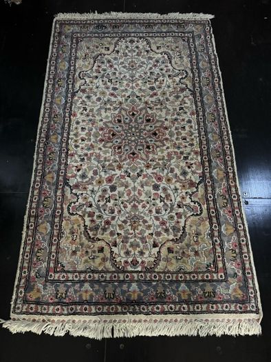 Fine Hand-Knotted Pakistani Rug (127cm x 94cm) - Pastel Medallion / CCF Certified