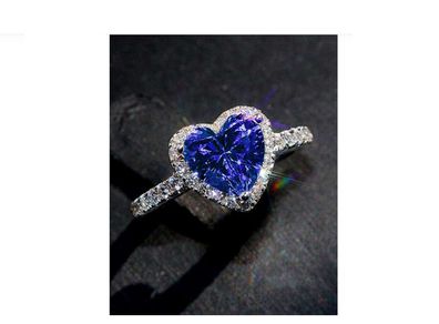 Beautiful Ring With Sparkly Gems size 10