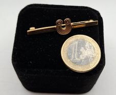 9ct yellow gold brooch