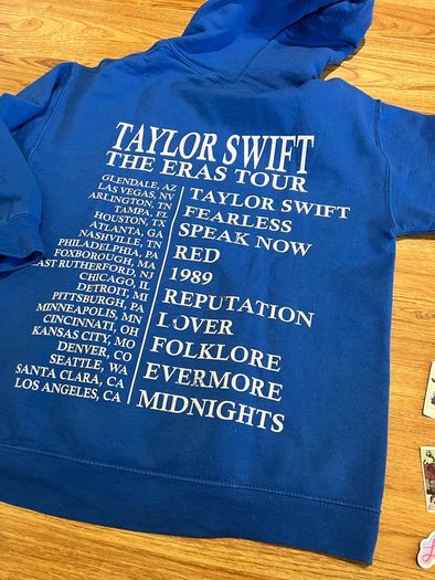 Hoodie (size XS/S) Taylor Swift + VIP badge
