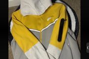 Nike Tech Fleece Zip Up Medium