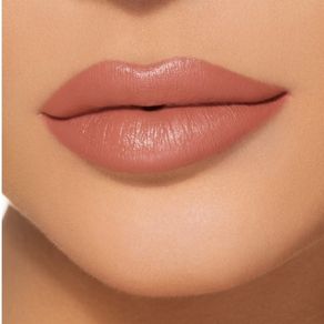 Kylie cosmetics velvet liquid lipstick in COMMANDO