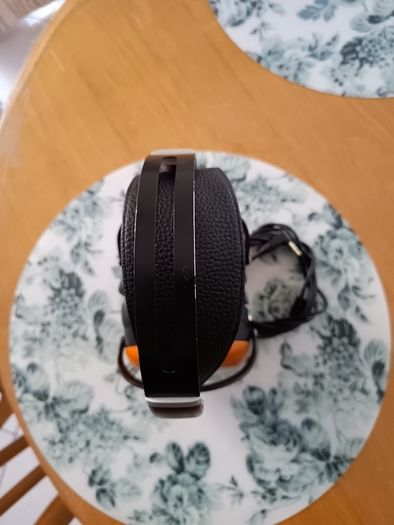 HiFi Man Sundara close back headphones