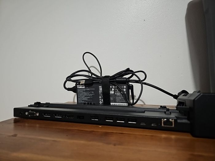 Lenovo Thinkpad Ultra Docking Station (40AJ) with 135W Power Supply