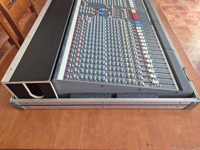 Allen & Heath GL2200 24-Channel Mixer in Flight Case