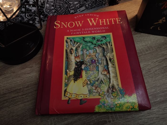 Snow White ! A Magic 3-Dimensional Fairy-Tale ! Hardcover ! 2006 ! by Fernleigh Books !
