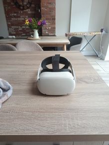Oculus quest 2 (With Extra strap and case)