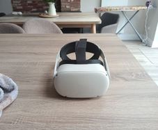 Oculus quest 2 (With Extra strap and case)