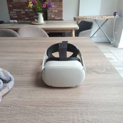 Oculus quest 2 (With Extra strap and case)