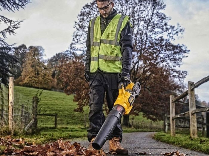 DeWALT 54V Flexvolt Cordless Brushless Leaf Grass Blower //// 6AH 54V Flexvolt Battery.The Best A Professional Can Get. Closing down sale - all must go!.