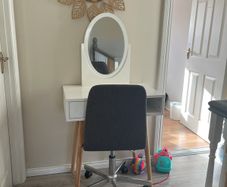 Vanity Desk With Chair