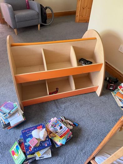 Bookshelf seat for kids