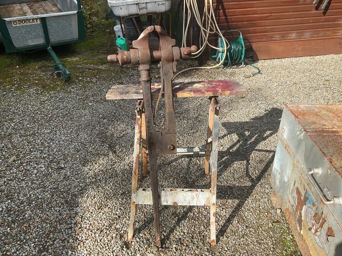 Vintage leg vise